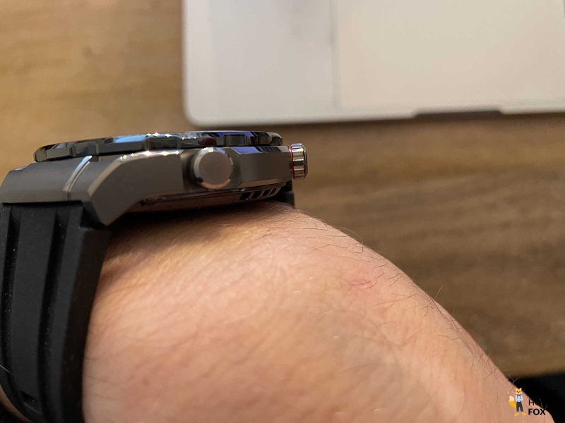 Вы можете увидеть часы Huawei Watch Ultimate.